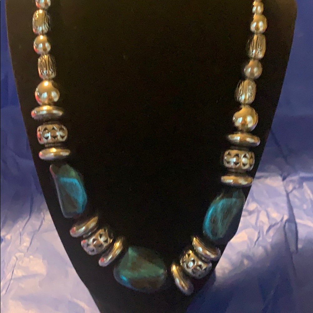 Gorgeous necklace and earrings